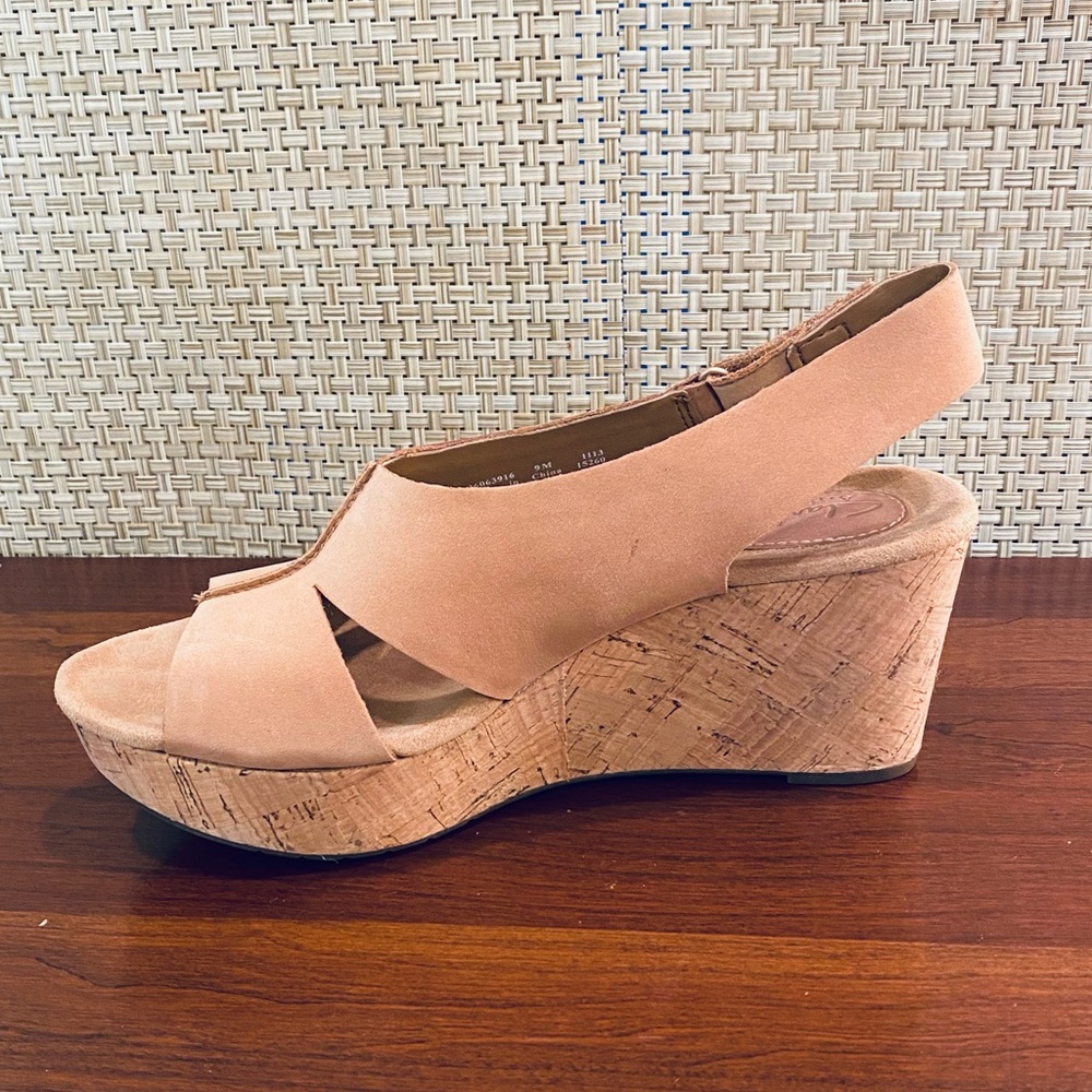π11xHPππLike New! Clarks Artisan Wedge Sandals Caslynn Tan Nubuck 9M - Picture 8 of 12